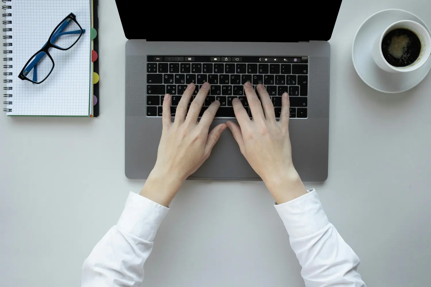 FST Gebäudedienstleistung - mit Laptop
